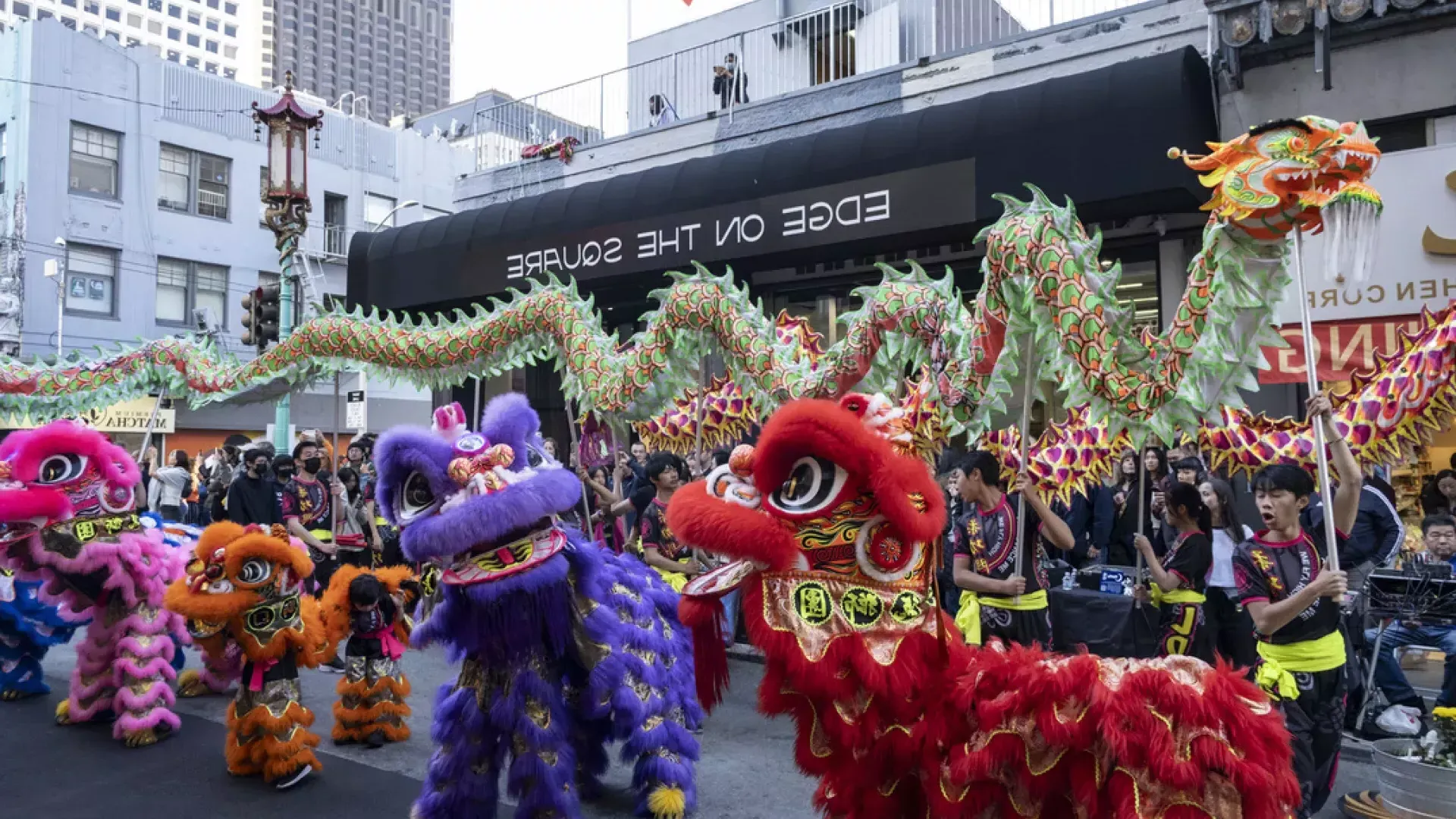 广场边缘的唐人街庆祝活动